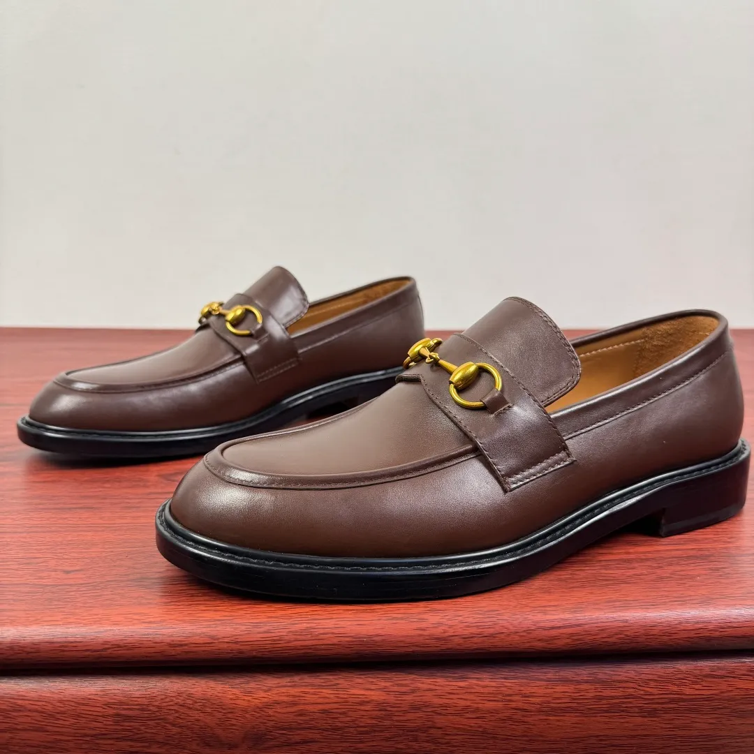 Batch 980 Gucci/Gucci new men's loafers with horsebit buckle! These classic loafers, embellished with a horsebit buckle, embody timeless elegance and pay homage to the brand's rich heritage. The carefully crafted leather sole and semi-circular toe inject new charm into the entire design. Iconic accessories and metal buckle finishes complement each other, classic loose fit, solid color leather highlights the simple and rustic temperament. Select high-quality leather. Pay attention to the details of the leather material. The texture is bright. The leather has excellent toughness. It is soft, comfortable and durable. The dyed calfskin lining has uniform and fine holes, soft and comfortable. The thickened leather outsole and the composite rubber bottom sheet at the heel are extremely comfortable, wear-resistant and non-slip. It is the first choice for light weight. It is versatile and luxurious, and comes with a full set of packaging! Size: 39-40-41-42-43-44 leather shoe size (38.45.46 can be customized) Item number: 812158 Coffee color